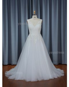 2025 New Arrivals Classic Modern Off White Wedding Dress V Neckline Sleeveless Bridal Dress